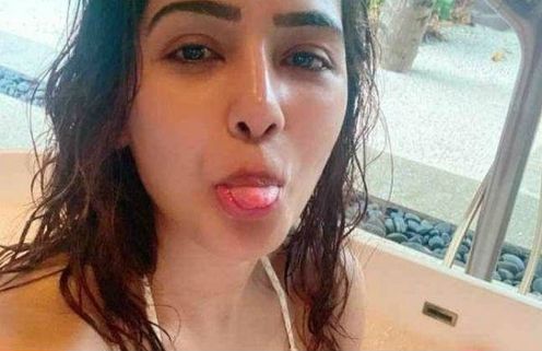 குளியல் அறையில் நாக்கை நீட்டி ஹாட் போஸ் கொடுத்த சமந்தா.. கதறும் சிங்கிள் பசங்க !