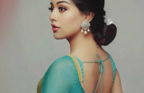 பச்சைக் கலர் புடவையில் அம்சமான போஸ்.. அடடா இதுவல்லவா  தீபாவளி ட்ரீட் !