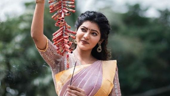 கையில் சரவெடியோடு போஸ்.. மத்தாப்பூ சிரிப்பு அழகி அதுல்யாவின் தீபாவளி  ஃபோட்டோஷூட்.