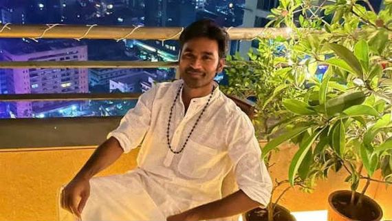 வெள்ளை பைஜாமாவில் அசத்தல் லுக்கில் தனுஷ்..  மாமனாரைப் போல மருமகன்!