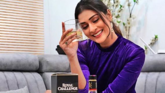 டேபிளில் ஃபுல் பாட்டில்.. கையில் சரக்கு கிளாஸ்.. அதுக்குத்தானா இது? பிரபல நடிகையின் தில் போஸ்! 