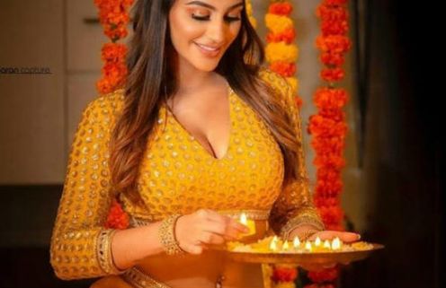 முன்னழகை காட்டி..இடை அழகை  கூட்டி..கையில் விளக்குடன் யாஷிகாவின் அட்ராசிட்டி பிக்ஸ் !