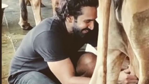 பால் கறக்கப் போய் மாட்டிடம் ஏடாகூடமாக சிக்கிய பிரபல தமிழ் நடிகர்... பால் குடிக்க நினைச்சது குத்தமா!