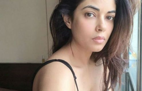 நிலா போல ஜொலிக்கும் நிலா..  முன்னழகு தெரிய ஹாட் கிளிக்!