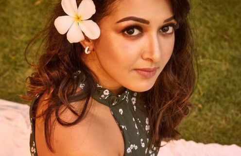 டைட்டான டிரஸ்ஸில் மெட்ராஸ் பட நடிகையின் அசத்தல் லுக்! 