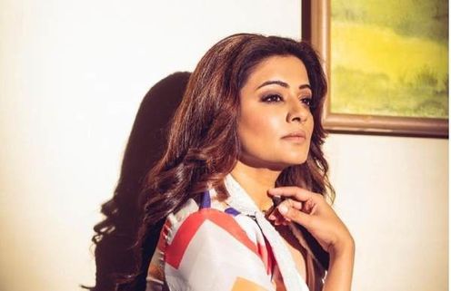 முன்னழகை திறந்து காட்டி அப்படி ஒரு போஸ்.. என்ன பிரியாமணி இதெல்லாம்!