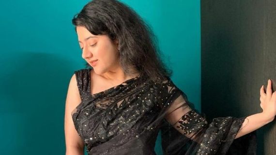 சேலையில் தொப்புள் தெரிய கும்தாவா போஸ்.. சூர்யாவின் ரீல் மகளின் அடாவடி!  