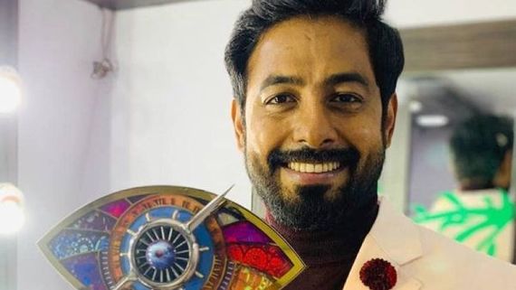 ஆரிக்காக போஸ்ட் போட்ட பிரபலங்கள்..  கமெண்ட்களால் வறுத்தெடுக்கும் ரசிகர்கள்! 