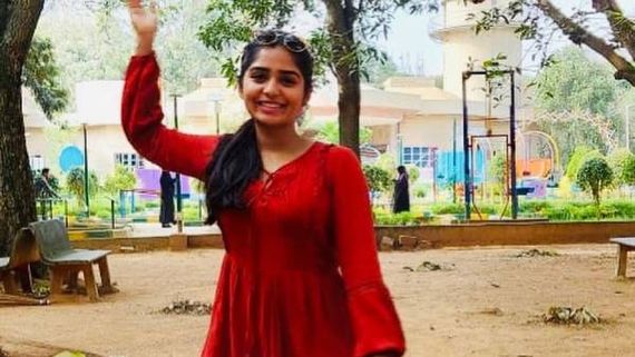 குட்டி பாவாடையில் ஊர் சுற்றும்  கௌரி கிஷன்.. எப்படி பார்த்தாலும் க்யூட்டா இருக்காங்களே!