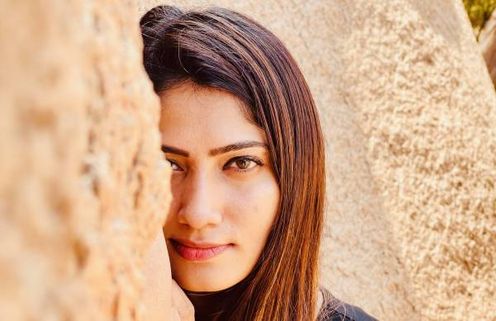 ஜூலி மூக்கில் முத்தமிட்ட மொசக்குட்டி.. செம வீடியோ! 