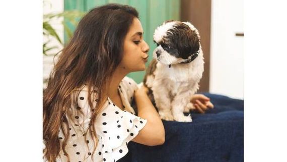 பப்பியை கட்டிபிடித்து முத்தம் கொடுக்கும் கீர்த்தி சுரேஷ்.. குவியும் லைக்ஸ்!