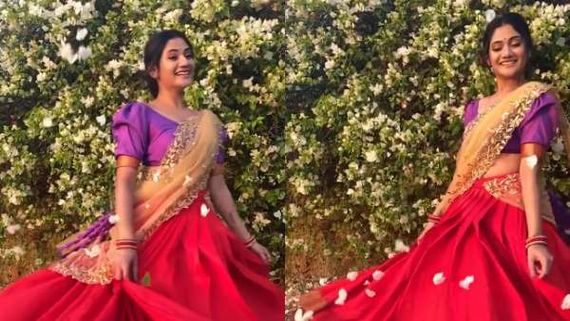 பளிங்கு முதுகை காட்டி..  பாவாடை தாவணியில்..  சுத்த விட்ட லாஸ்லியா! 