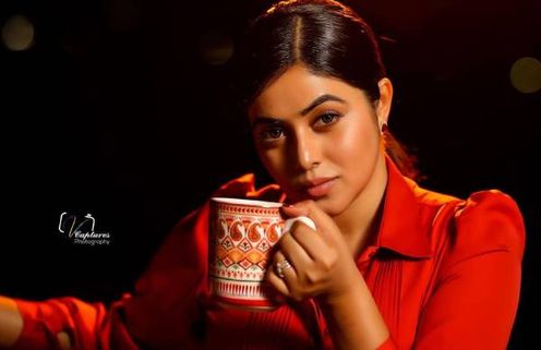 சிகப்பு உடையில் தேவதை போல் மிளிரும் பூர்ணா.. செம்ம கியூட் போட்டோ ஷூட்!...