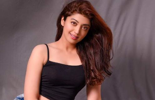 ப்பா… என்ன கவர்ச்சி..எல்லாமே தெரியும்படி ஹாட்டா போஸ் கொடுத்த சூர்யா பட நடிகை!