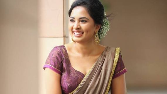 ட்ரெடிஷனல் லுக்கில் ரசிகர்களை திணறடிக்கும் சிருஷ்டி டாங்கே!