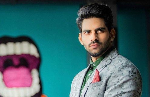 ஹீரோவாக அறிமுகமாகும் பிக் பாஸ் பாலாஜி முருகதாஸ்… வாழ்த்திய ரசிகர்கள் !