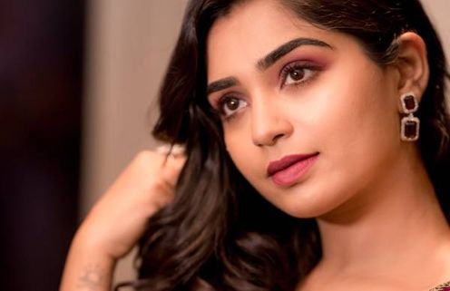வெல்வெட் ட்ரெஸ்ஸில்..  வேற லெவலில்.. ஜொலிக்கும் 96 குட்டி ஜானு.. இதயத்தை  பறக்கவிடும் ஃபேன்ஸ்! 