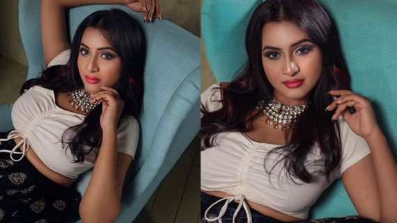 மட்ட மல்லாக்க.. சேரில் படுத்திருக்கும் ஜனனி.. உத்துப் பார்த்து உச்சு கொட்டும் ரசிகர்கள்! 