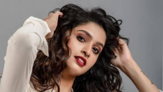 முடிச்சிப்போட்ட சட்டையில்… குஷி பட ஜோதிகா போல இடுப்பைக்காட்டும்… தான்யா ரவிச்சந்திரன்!