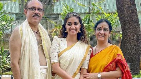 குருவாயூர் கோயிலில் குடும்பத்துடன் தரிசனம் செய்த நடிகை கீர்த்தி சுரேஷ்! 