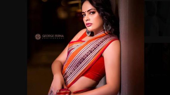 சிகப்பு சேலையில் என்னமா கிக்கேத்துராங்க குமுதா! 