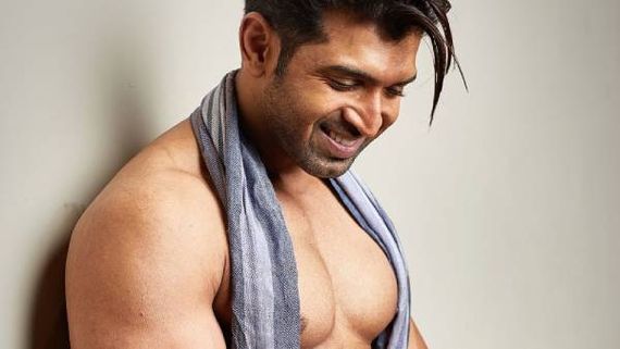 சிக்ஸ் பேக்குடன் கெத்தாக போஸ் கொடுத்த அருண்விஜய்…. பார்த்து பார்த்து ரசிக்கும் ரசிகைகள் !