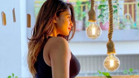 அந்த ரெண்டு குண்டு பல்பு ...செம பிரகாசம் ...ஷிவானியை பார்த்ததும் ஜிவ் ஆன ரசிகர்கள்! 