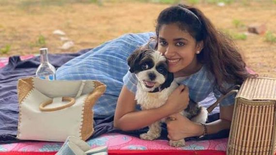 எனக்கு நல்லா கம்பெனி கொடுக்குற ஒரே ஆள் நீதான்.... பீச்சில் கொஞ்சி விளையாடும் கீர்த்தி சுரேஷ்!