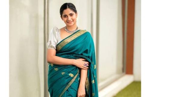 கஷ்டங்களை மறந்து சிரிக்கும் சாதாரண பொண்ணு நான்..  பட்டுப்புடவையில் லாஸ்லியா.. அம்சம்! 