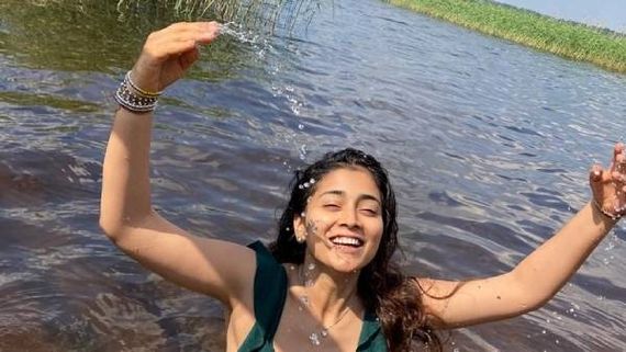 திடீரென வைரலாகும் நடிகை ஷ்ரேயாவின் டாப்லெஸ் போட்டோ.. கண்டப்படி கழுவி ஊற்றும் நெட்டிசன்ஸ்! 