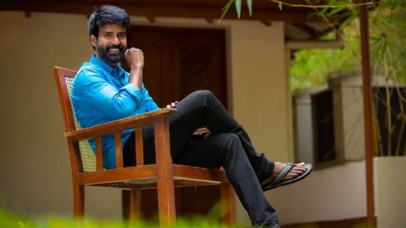 அந்த ப்ளூசட்டை கண்ணை பறிக்குதே.. கலக்கலாக மாறிய ஹீரோ சூரி.. வேறலெவல் ட்வீட்!