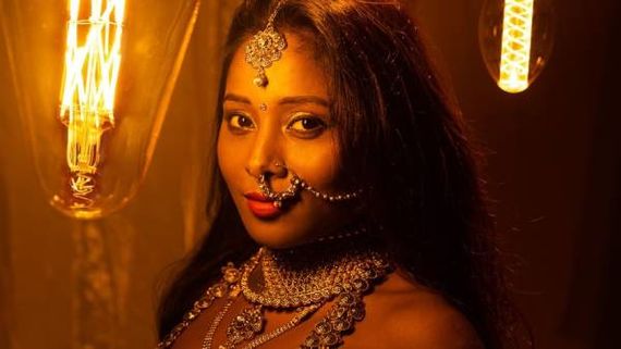 அடேங்கப்பா.. வெறும் நகை மட்டும் தான்.. டிரெஸ்ஸே போடல.. வியர்க்க வைக்கும் பிரபல நடிகை! 
