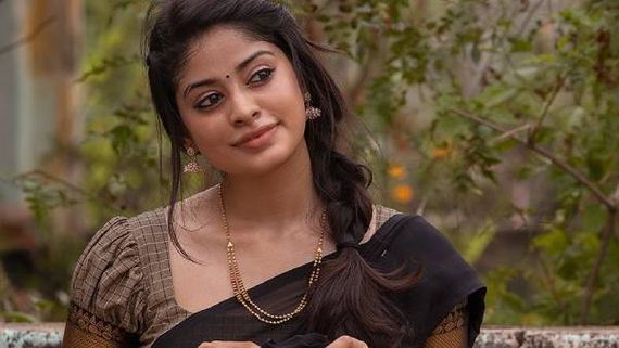 தலையை சாய்த்து.. அப்படி ஒரு பார்வை.. புன்னகையைப் பாருங்களேன்.. ஏங்க வைத்த தர்ஷனா! 