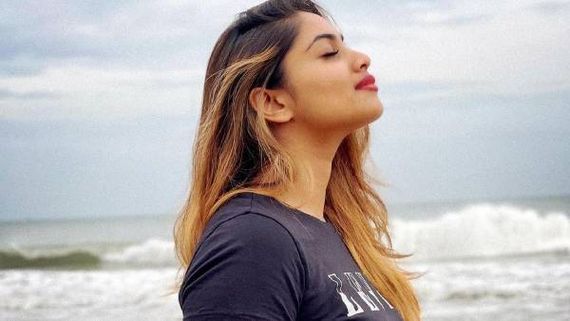 மூச்சை இழுத்துப் பிடித்த ஷிவானி.. ப்ப்பா..  பெருமூச்சு விட்டு லயித்த ரசிகர்கள்!