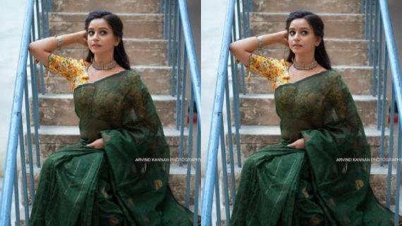 கண்ணாடி புடவையில்.. கையைத் தூக்கி மாடிப் படியில் வச்சு.. திவ்யா கணேஷ் செம! 