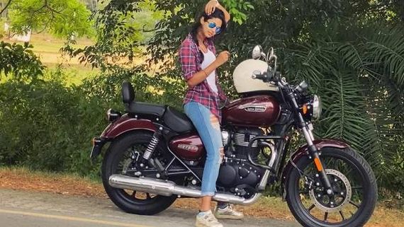 அசால்டா புல்லட்டில் ரைடு போன பிரபல நடிகை… வைரலாகும் வீடியோ !