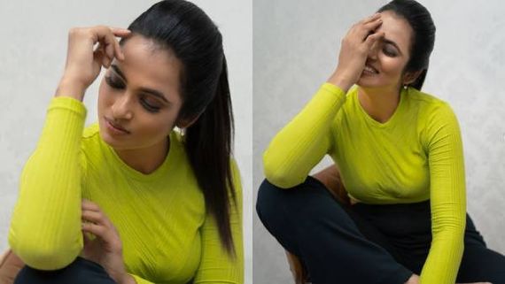 இறுக்கமான  டி-ஷர்ட்டில்..  கும் போஸ் கொடுத்த நடிகை ரம்யா பாண்டியன்! 