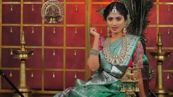 பச்சை பச்சையாய் தொங்கவிட்ட ஜூலி.. ஆடி ஸ்பெஷலா..  கலாய்க்கும் நெட்டிசன்கள்!