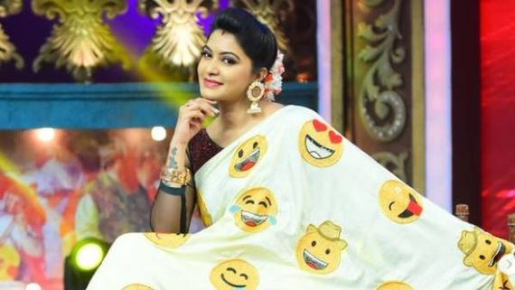 சேலை முழுக்க இமோஜியோடு வந்த ரக்சிதா .. வெறிக்க வெறிக்க பார்க்கும் ரசிகர்கள்! 