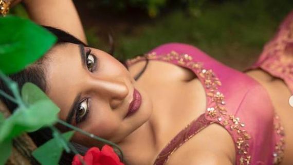 மரத்துக்குக் கீழே.. மல்லாக்க படுத்தபடி சொக்கவைக்கும் சாக்ஷி! 