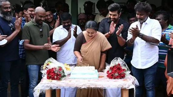 அந்தப் பக்கம் ஹரி.. இந்தப் பக்கம் அருண் விஜய்.. நடுவில் நின்று நச்சுன்னு கேக் வெட்டிய ராதிகா.. செம!