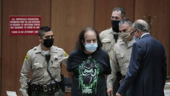 15 வயது முதல் 51 வயது வரை.. 21 பெண்களை பாலியல் வன்கொடுமை செய்த பிரபல ஆபாச பட நடிகர்.. பகீர் புகார்! 