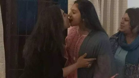 என்னது இது.. பிள்ளைங்களையும் கெடுத்துடாதீங்க.. வாயோடு வாய் வைத்த வனிதாவுக்கு நெட்டிசன்ஸ் அட்வைஸ்! 