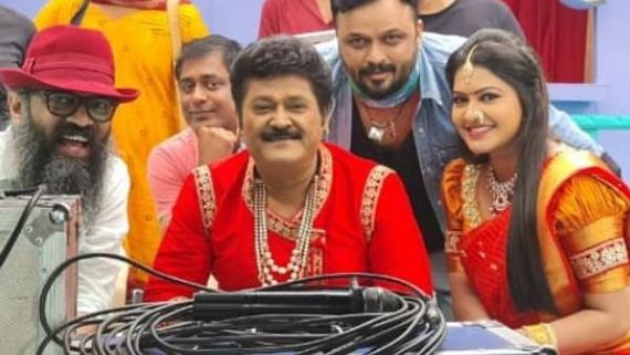 முதல் படத்தின் படப்பிடிப்பை தொடங்கிய சீரியல் நடிகை…  வாழ்த்திய ரசிகர்கள் !
