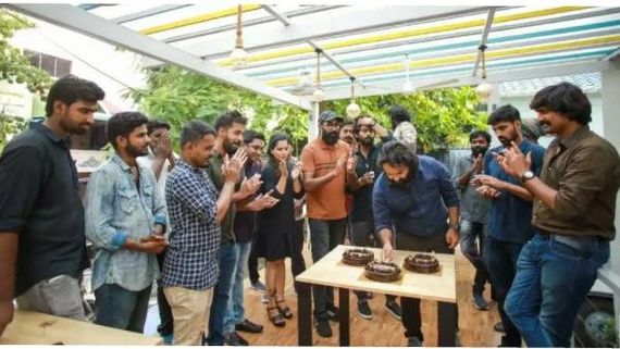 யூகங்கள் பல கிளப்பிய  'யூகி' திரில்லர் படத்தின் படப்பிடிப்பு நிறைவு.. கேக் வெட்டி கொண்டாடிய படக்குழு