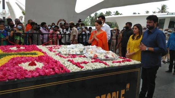 தலைவி படம் ரிலீஸ்: ஜெயலலிதா, எம்ஜிஆர், கருணாநிதி நினைவிடத்தில் கங்கனா ரனாவத் மரியாதை!