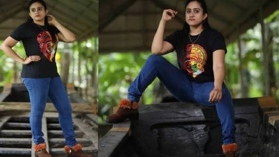 கோவிலுக்கு சொந்தமான பாம்பு படகில் செருப்புடன் போட்டோ ஷூட் நடத்திய நடிகை கைது.. குவியும் கண்டனம்! 