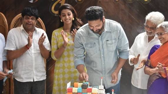 பொன்னியின் செல்வன் ஓவர்.. பிறந்தநாளில் புதுப்பட ஷூட்டிங்கை தொடங்கிய ஜெயம் ரவி.. புது லுக் இதோ!