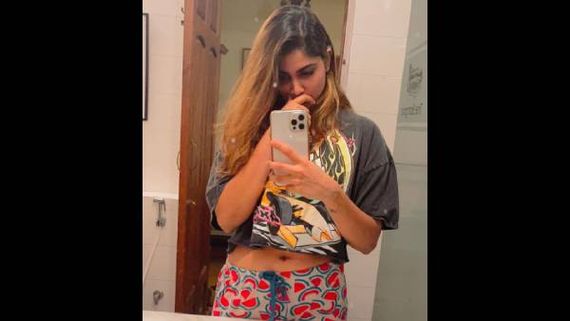 அங்கே போயா செல்ஃபி எடுப்பாங்க… ஷிவானியின் போட்டோவால் ஷாக்கான ரசிகர்கள் !