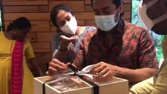 ஜோரா ’ஜோ’ கை தட்ட.. சூப்பரா சூர்யா சர்வதேச விருது பார்சலை பிரிக்குறாரு.. வைரலாகும் வீடியோ!